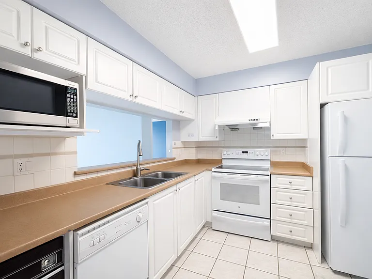 7500 Granville Ave #405 — Photo 8