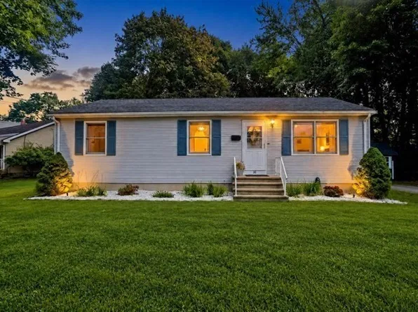 30 Dale St, Holyoke, MA 01040