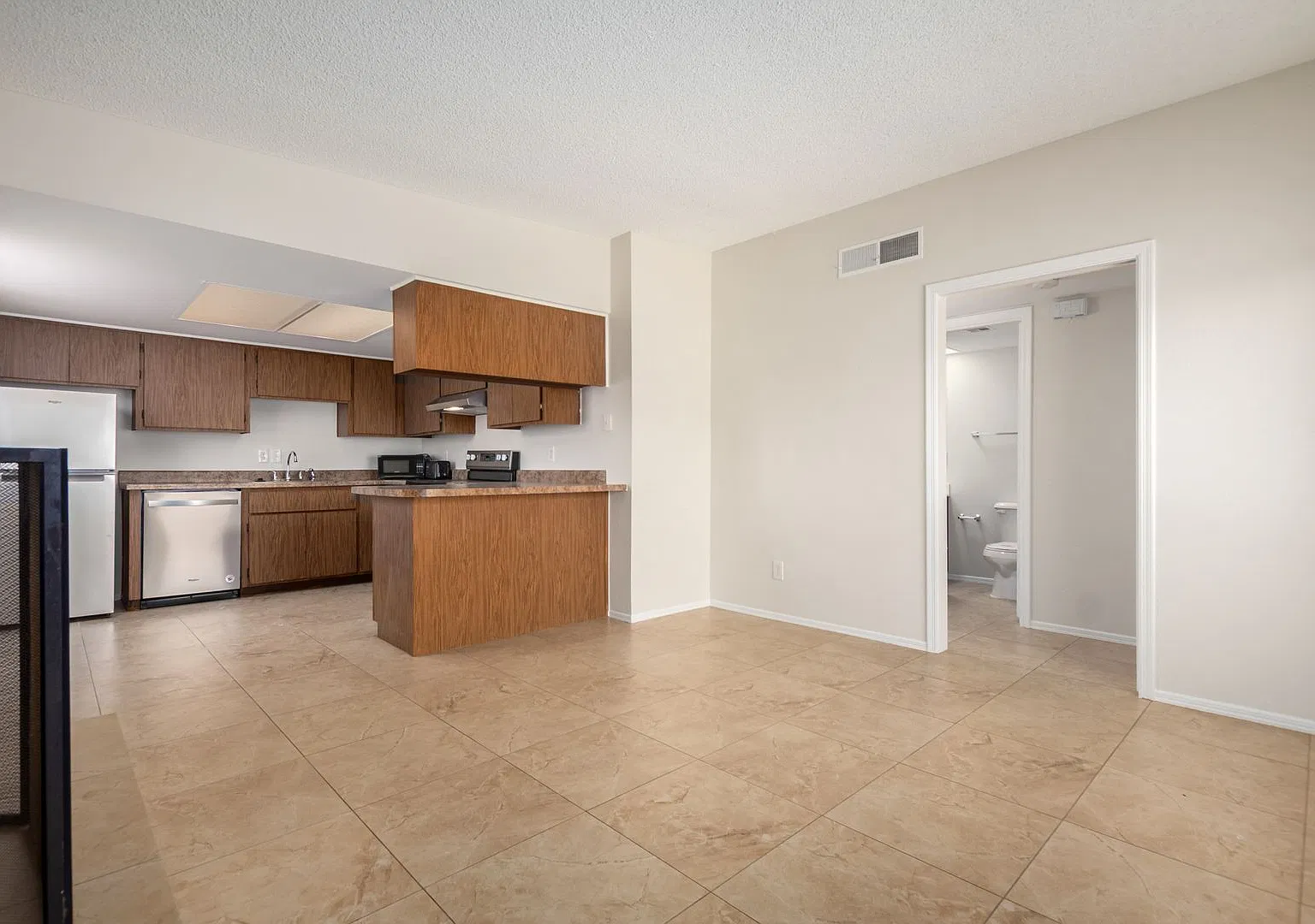 Quaint Two Bedroom, Two Bathroom in Tempe — Photo 2