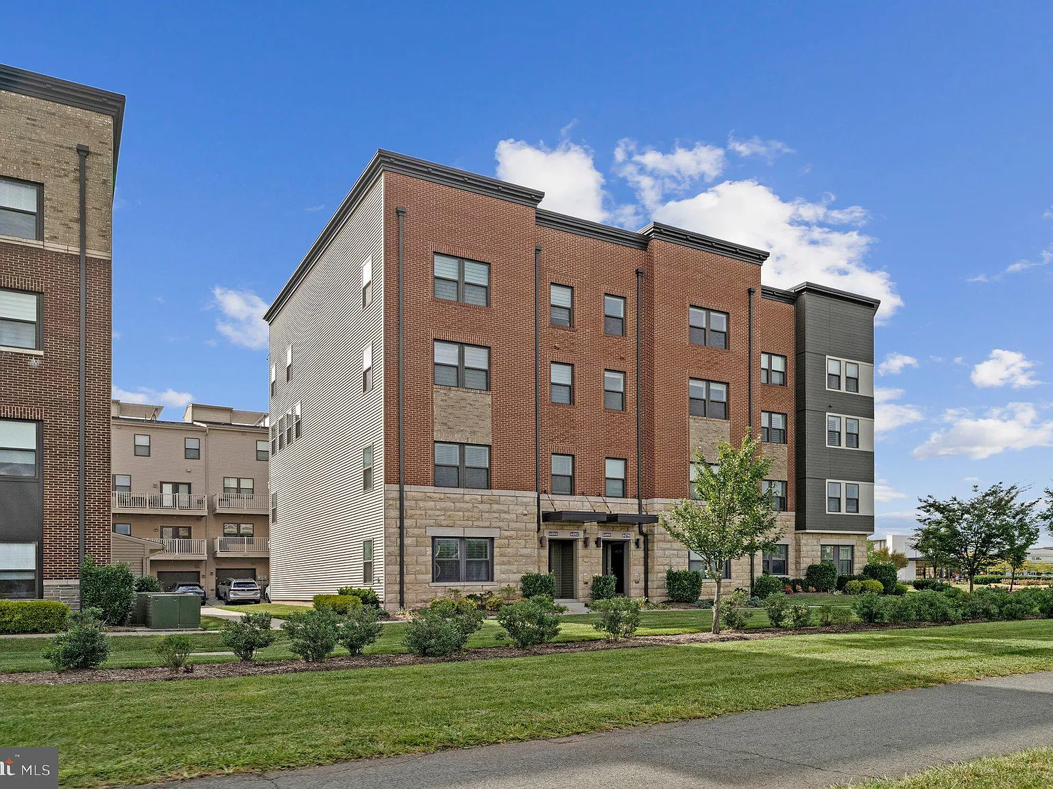 Sm One Loudoun Condo — Photo 3