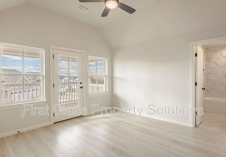 728 Harbor Town Dr — Photo 9