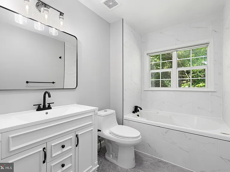 2032 S Langley St — Photo 20