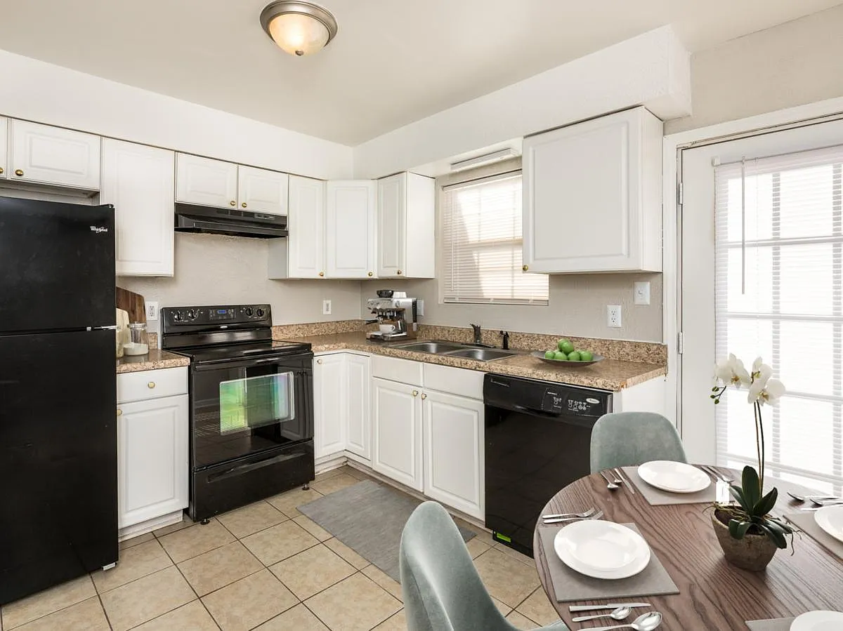 Country Club Apartments — Photo 4