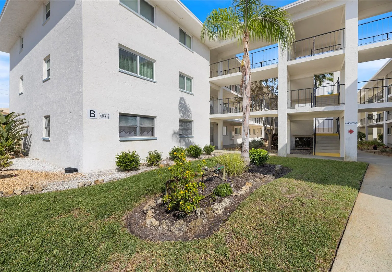 2 bed, 971 sqft, $1,650 — Photo 1
