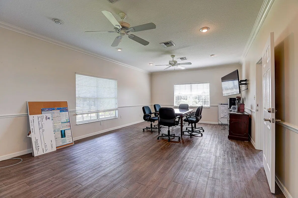 Studio, 3.0 bath, 4514 sqft, $2,500 — Photo 2