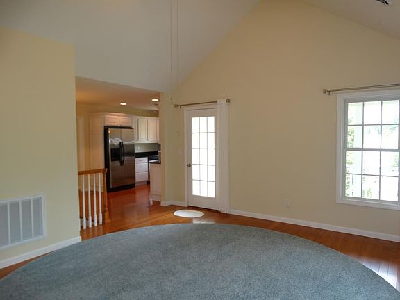 5th image of 107 Carriage Dr