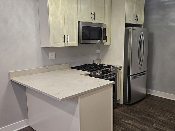 3rd image of 831 S Western Ave