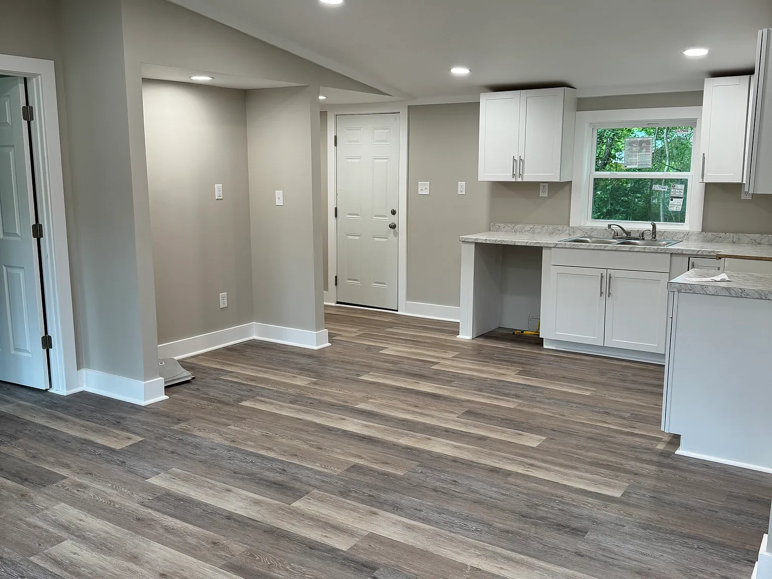 3 bed, 960 sqft, $1,600 — Photo 3