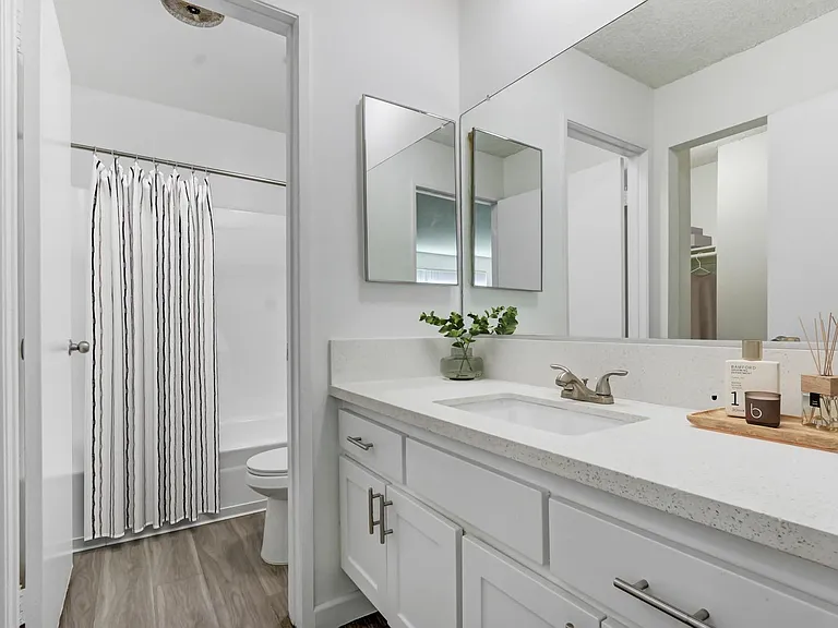 Country Club Apartments — Photo 5
