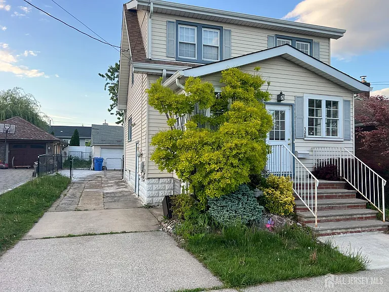 138 Luther Ave — Photo 6
