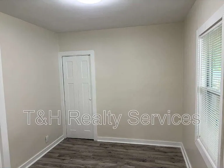 320 W 39th St — Photo 8