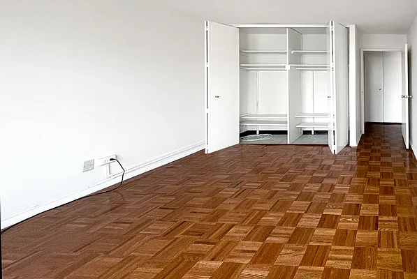 Rented by Coldwell Banker Warburg | media 6