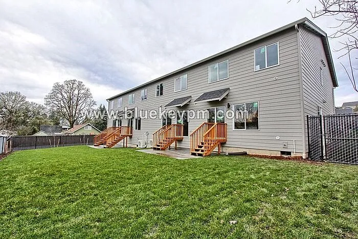 320 E 7th St — Photo 10