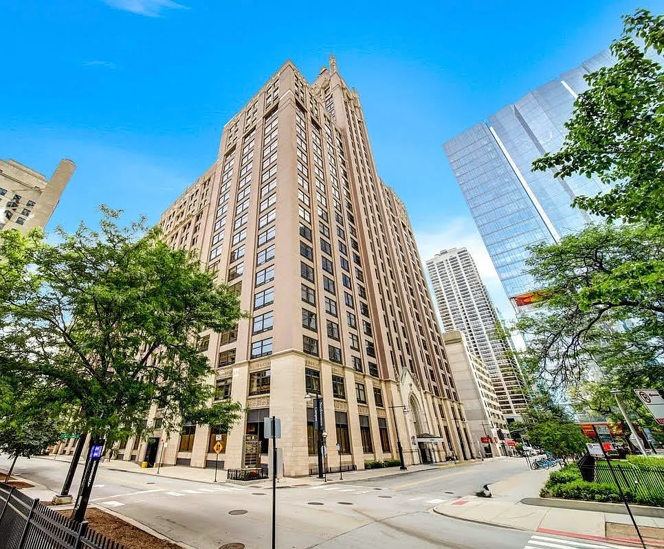 680 N Lake Shore Dr APT 817 photo 1