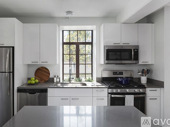 3rd image of 2890 N Clybourn Ave #302