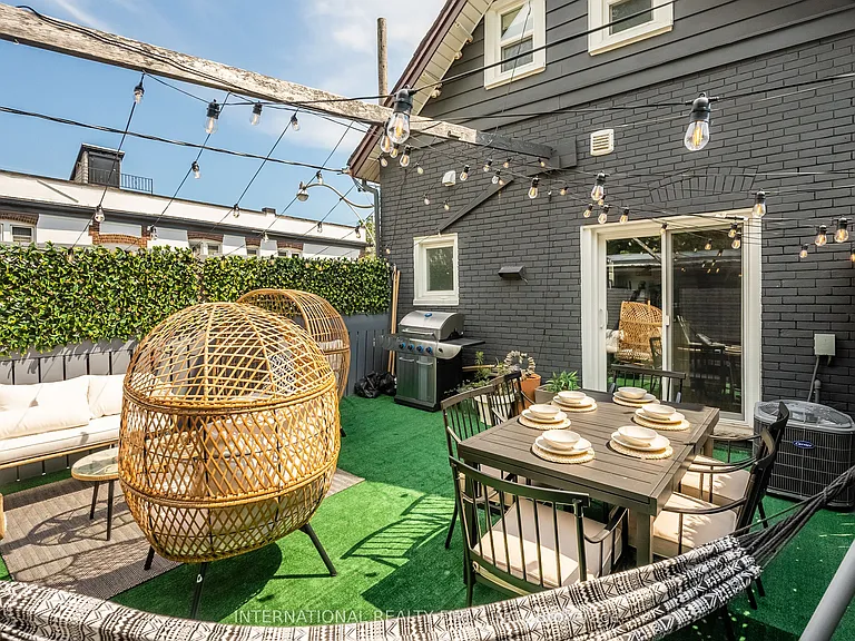 2256 Queen St E #1 — Photo 12
