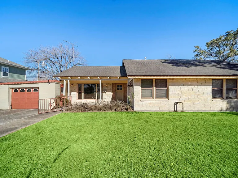 215 Fairbanks St — Photo 33