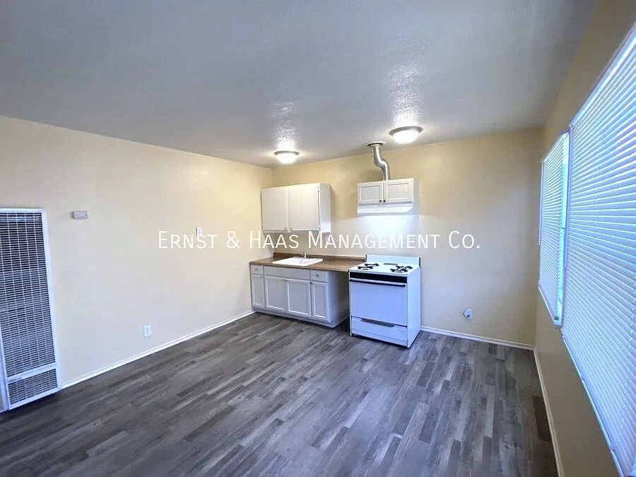 Cozy 1-Bedroom Apartment In The Heart Of Los Angeles! *Move-In Special* — Photo 2