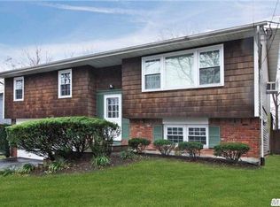 3 Stern Ct, Huntington Station, NY 11746