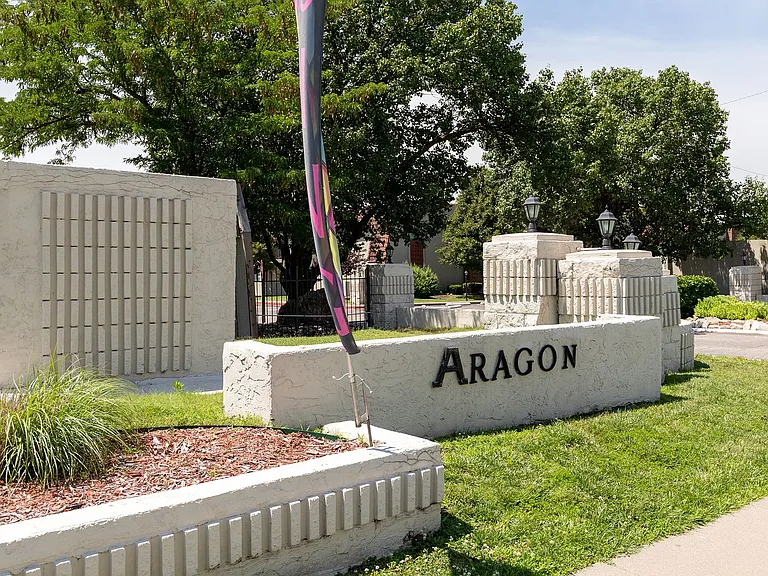 Aragon Apartments — Photo 17