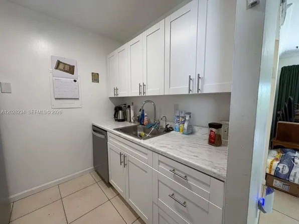 1141 Lake Victoria Dr, Royal Palm Beach, FL