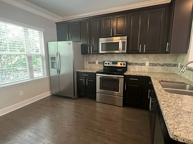 5541 Prada Dr — Photo 2
