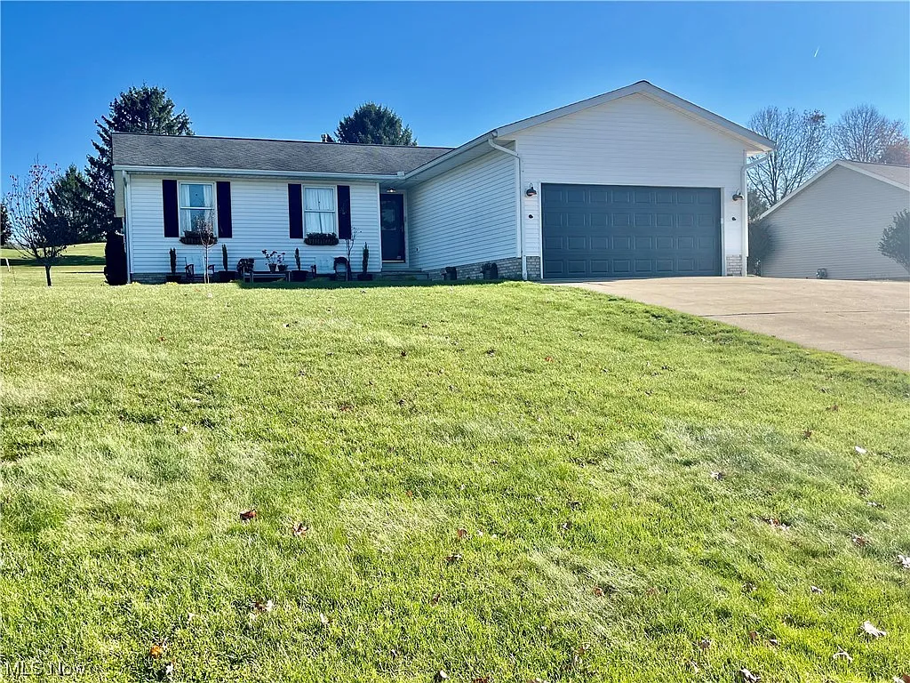 1294 Meadowbrook Ln NE photo 1