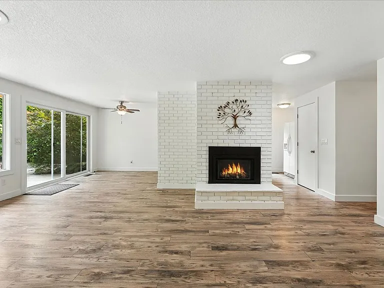 2448 Margery St — Photo 4