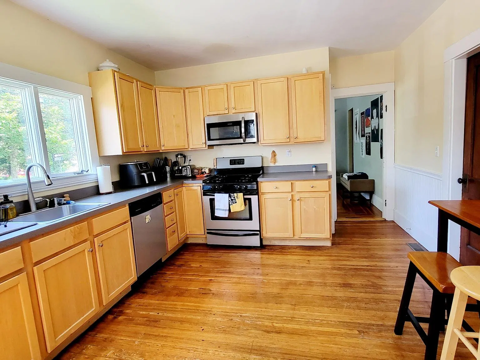 5 bed, 9999 sqft, $6,750 — Photo 2