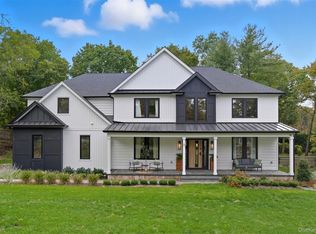 2 Overlook Dr, Mount Sinai, NY 11766