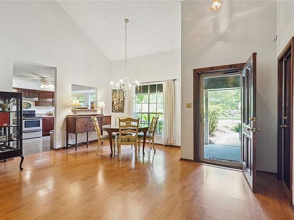 3rd image of 304 Woodridge Blvd