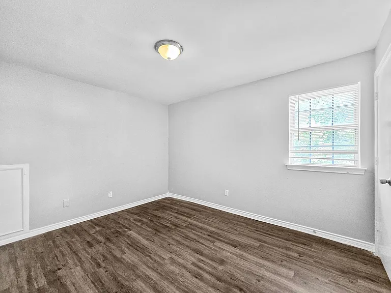 2404 Dalgreen Dr — Photo 12