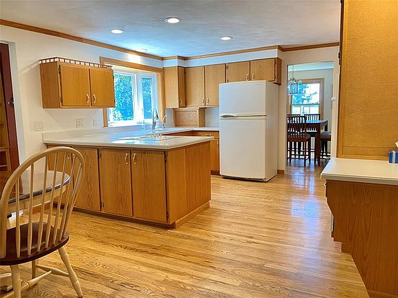5th image of 3704 Larch Cir