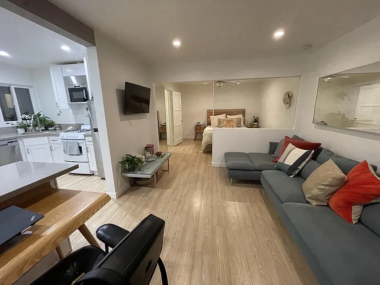 606 - Living, Kitchen Bendroom