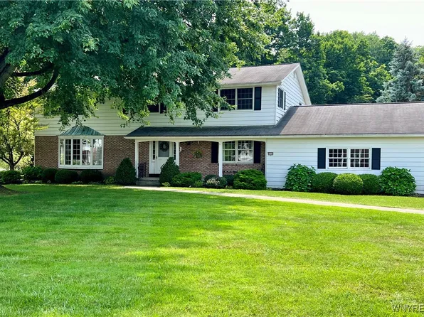 9119 Hillview Dr, Clarence, NY 14031