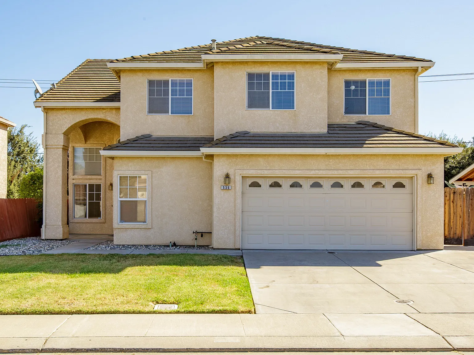 4 bed, 2596 sqft, $3,400 — Photo 2