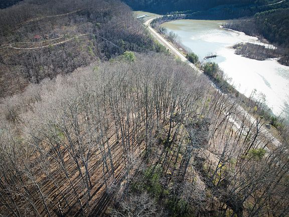 5th image of 1 Whispering Woods Rd