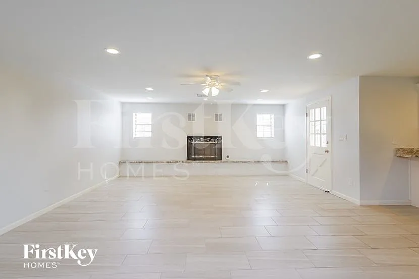 3 bed, 2.0 bath, 1883 sqft, $2,230 — Photo 3