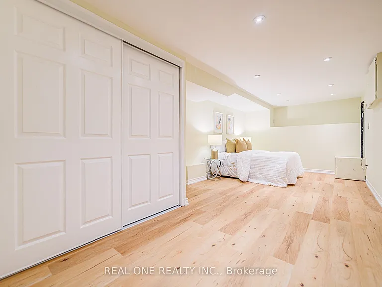 4052 Saint James Ave — Photo 38