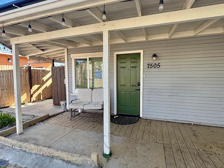 7505 Mount Vernon St — Photo 1
