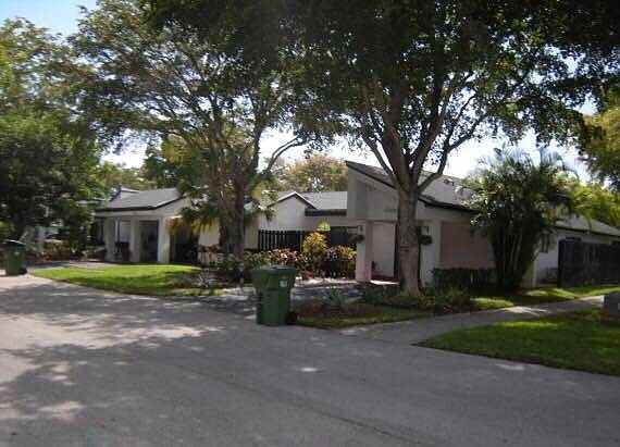 1st image of 16066 Fairway Cir