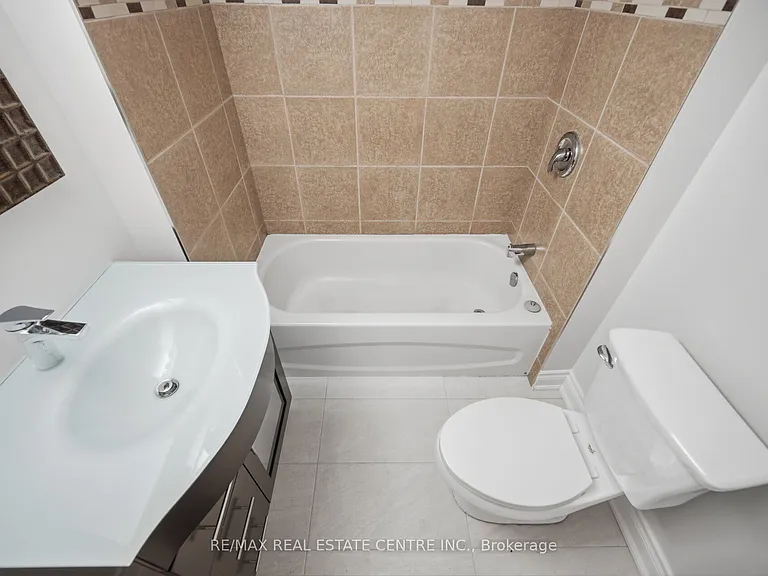 3725 Althorpe Cir N — Photo 42