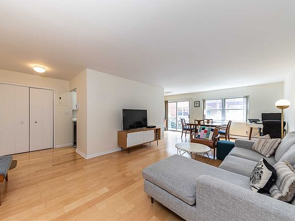 3rd image of 250 N Village Ave