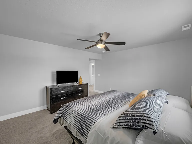 690 SE Booth Ave — Photo 16