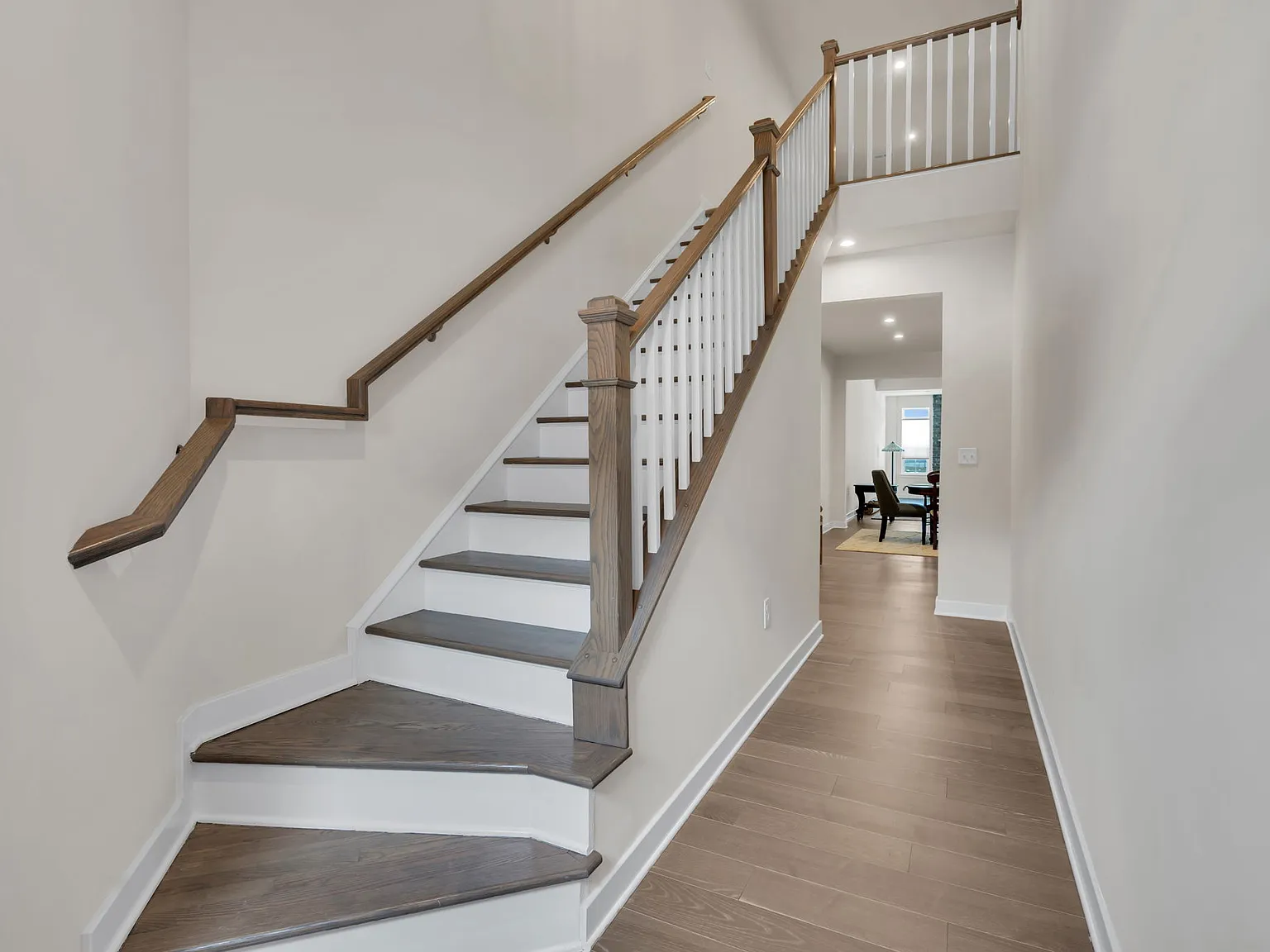 116 S Durham Dr — Photo 2