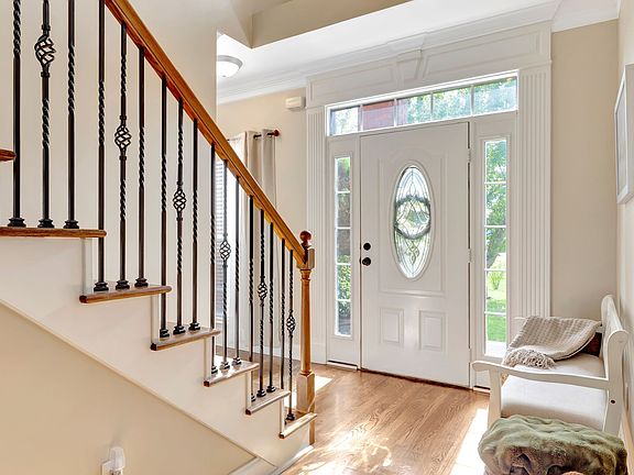 5th image of 902 Rushmore Dr