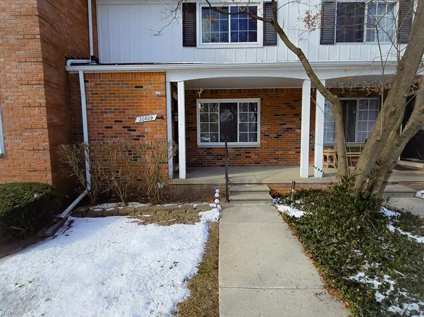 20609 Williamsburg Ct, Harper Woods, MI 48225