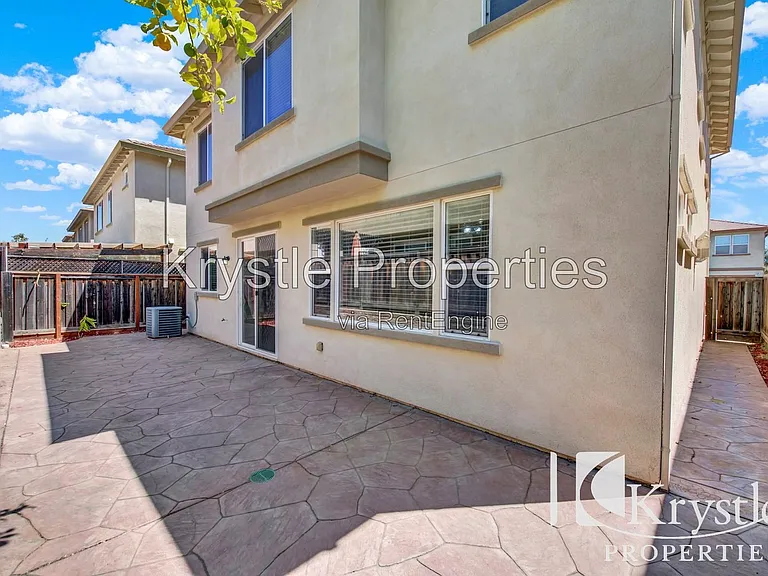 1649 Roma Dr — Photo 31