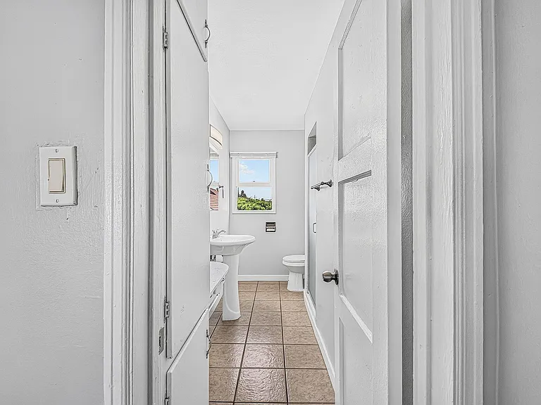 445 W 15th St — Photo 35