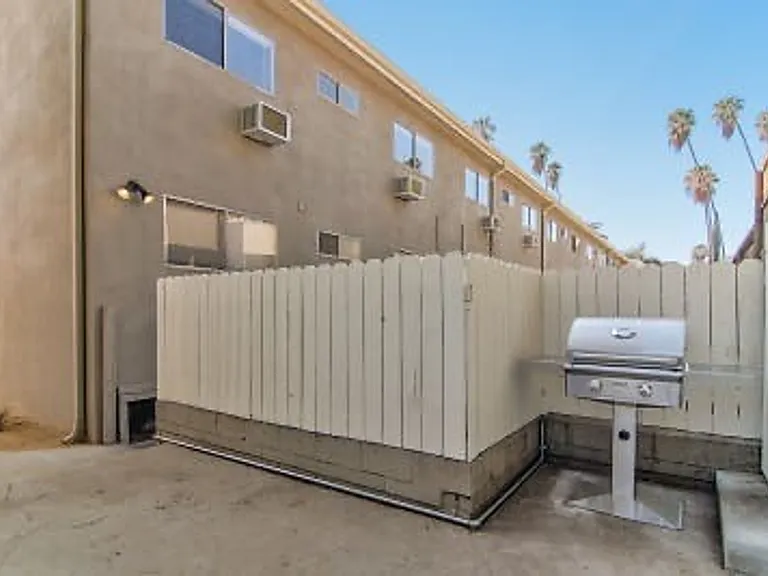 570 N Los Robles Ave — Photo 35